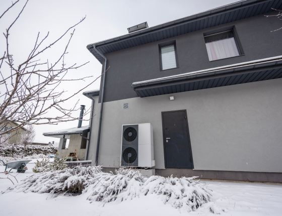 heat pump outside of home in winter climate