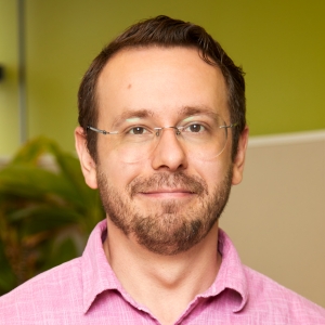 Headshot of Zach Holmes