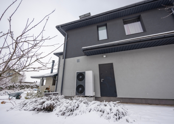 heat pump outside of home in winter climate