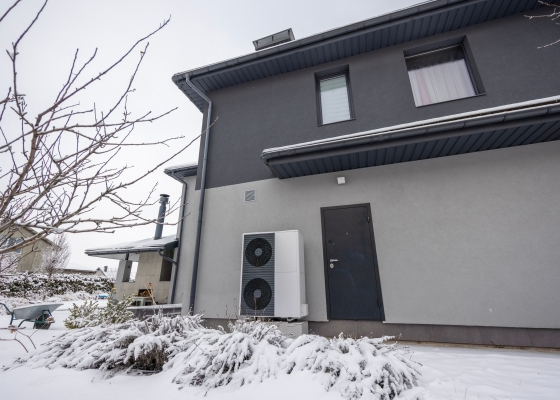 heat pump outside of home in winter climate