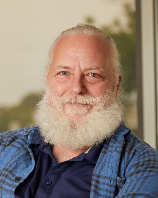 Headshot of Peter Thomas