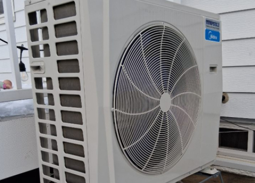 heat pump unit outside in the winter